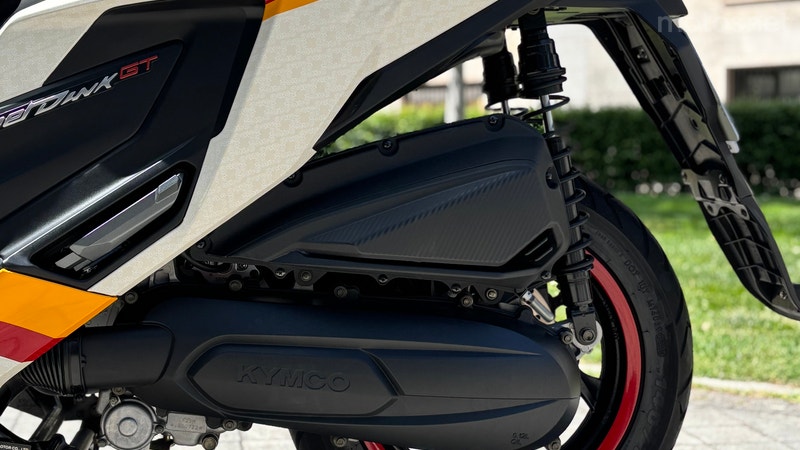 El Kymco Super Dink GT 125 tiene unos detalles inspirados en la segunda equipación de la Selección Española